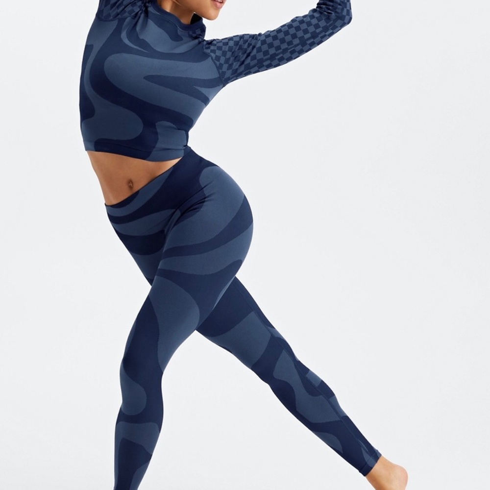 Fabletics Cropped Workout Legging Set Blue and Navy Checkered Swirl size XL